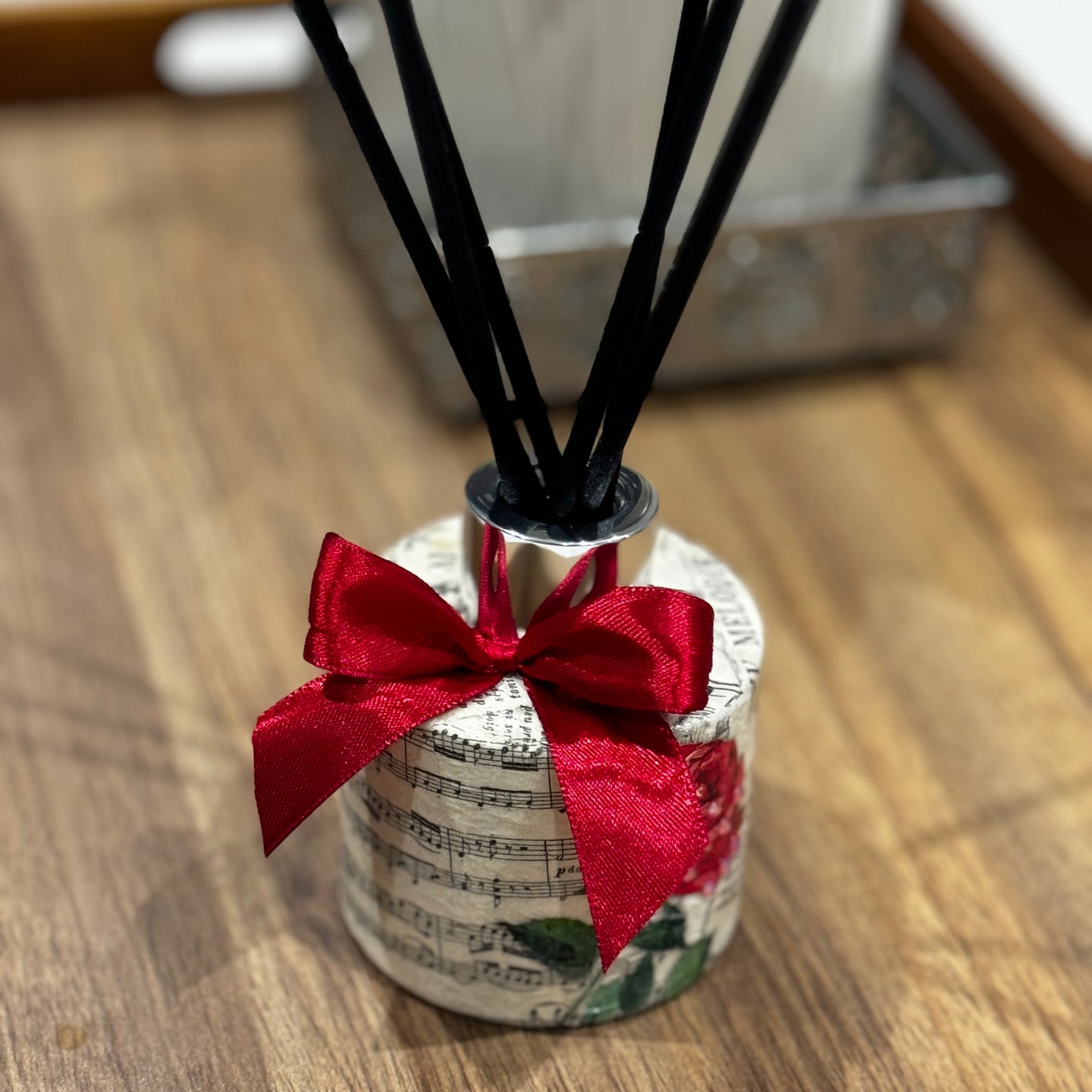 Rose and music note design reed diffuser