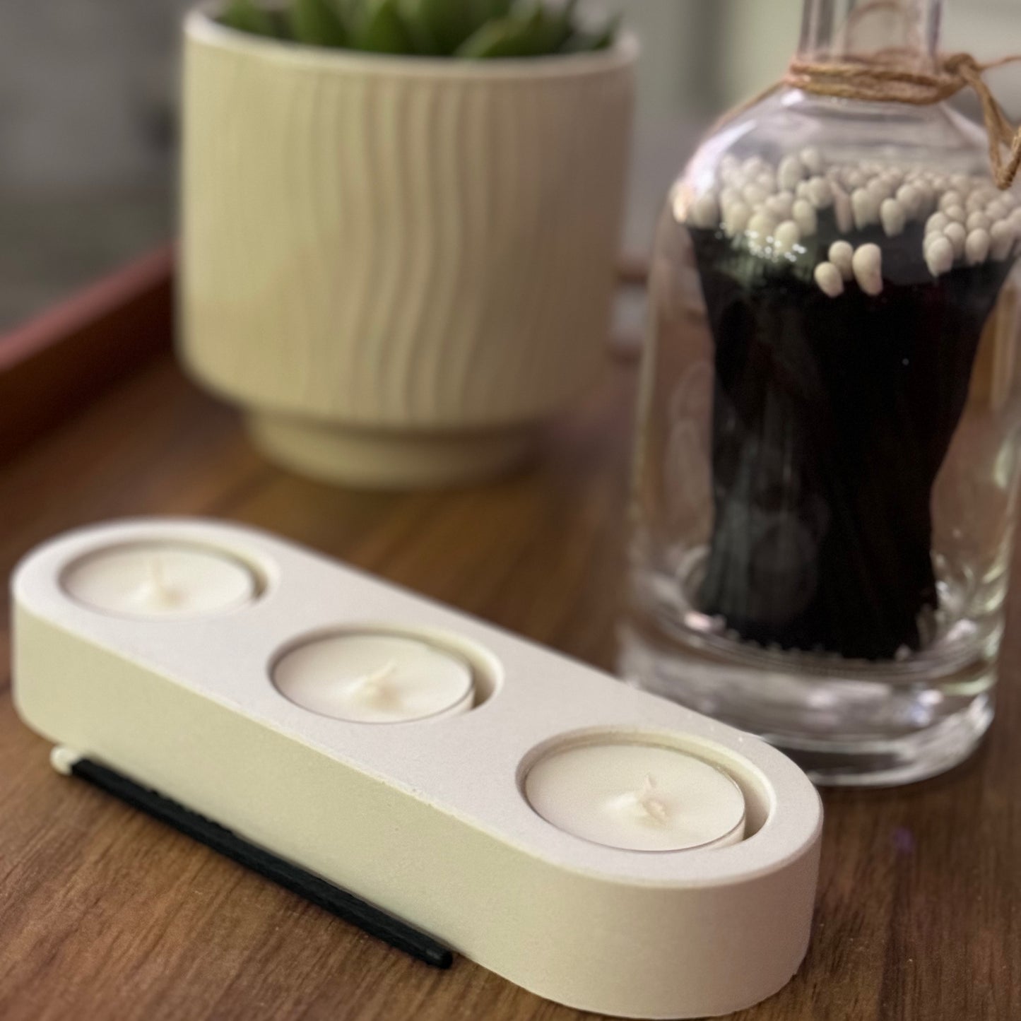 Tealight holder holds 3 tealights