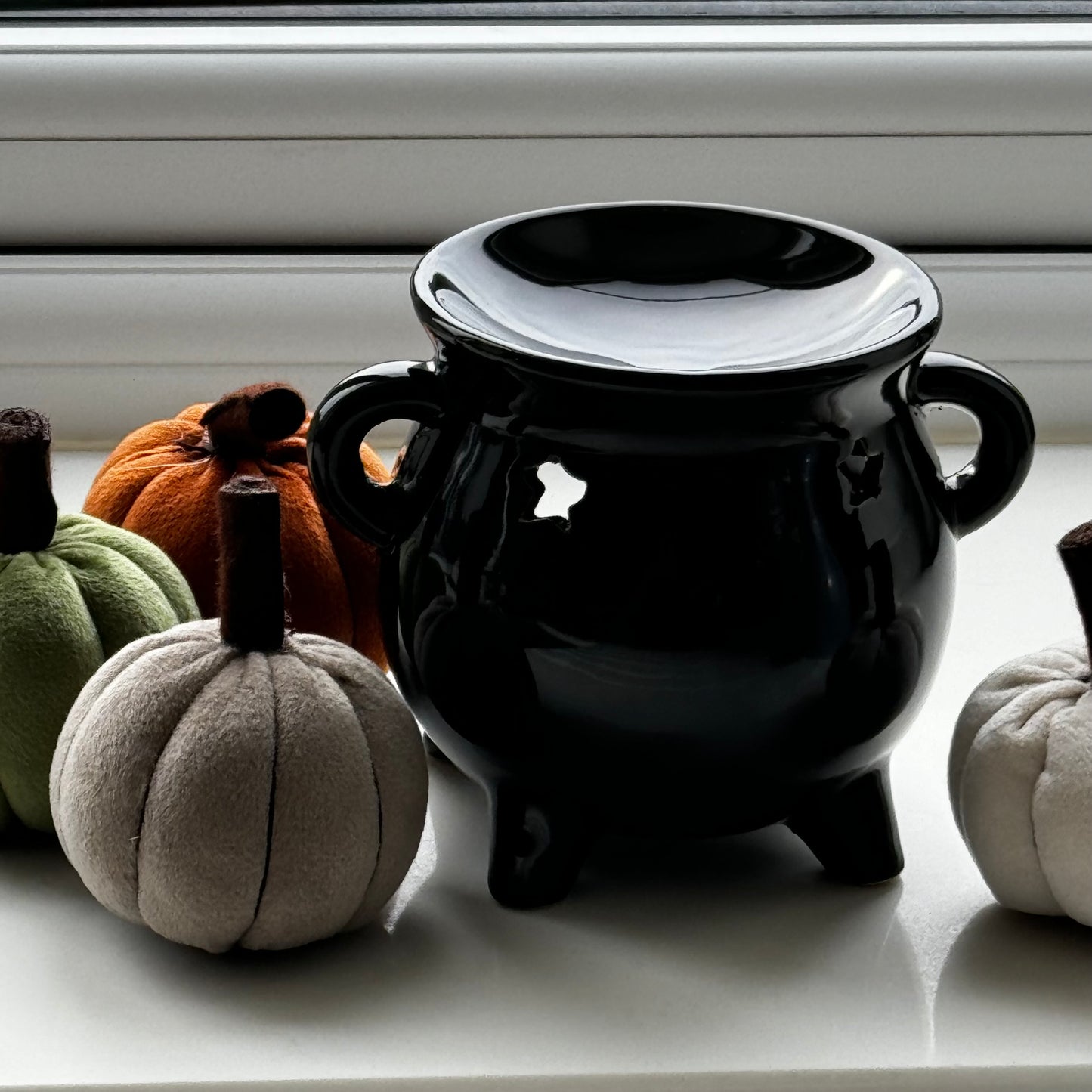 Black Cauldron Wax Melt Warmer & 1 Wax Melt Snap Bar