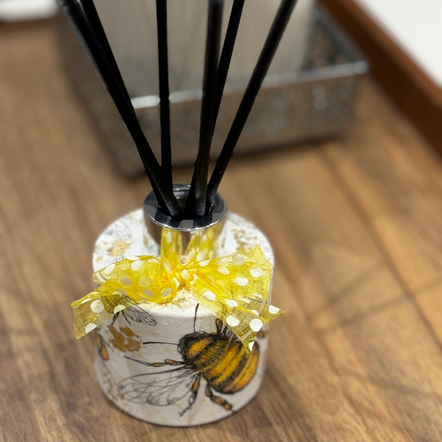 Bee decorated reed diffuser 