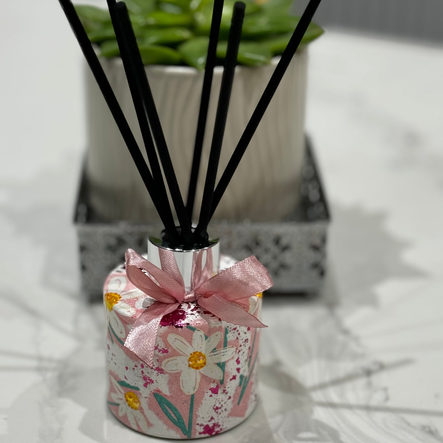 Pink and white flower design reed diffuser 